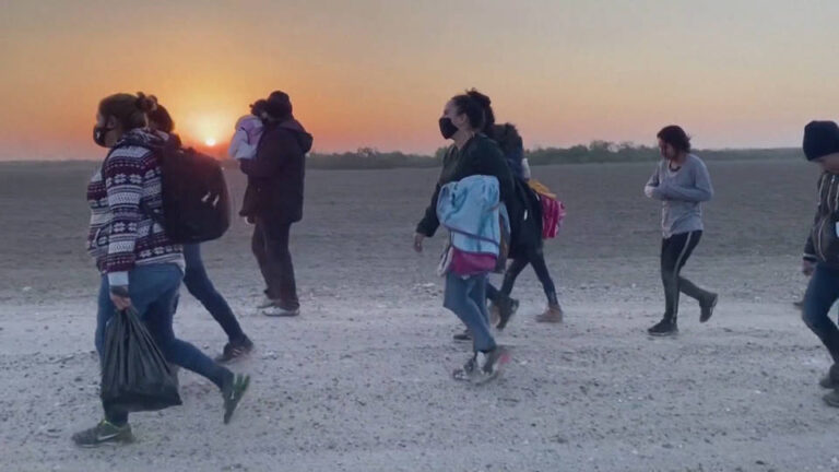 Una junta federal de inmigración de EE.UU. dictamina que millones de inmigrantes indocumentados no son elegibles para audiencias de libertad bajo fianza