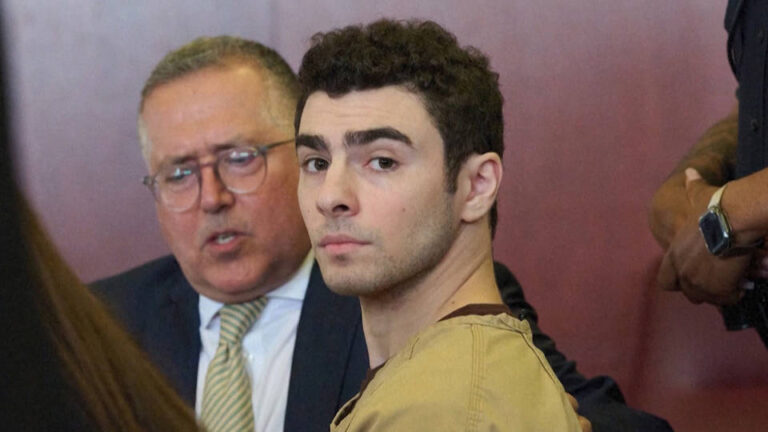 Un juez de Nueva York desestima los cargos de terrorismo contra Luigi Mangione