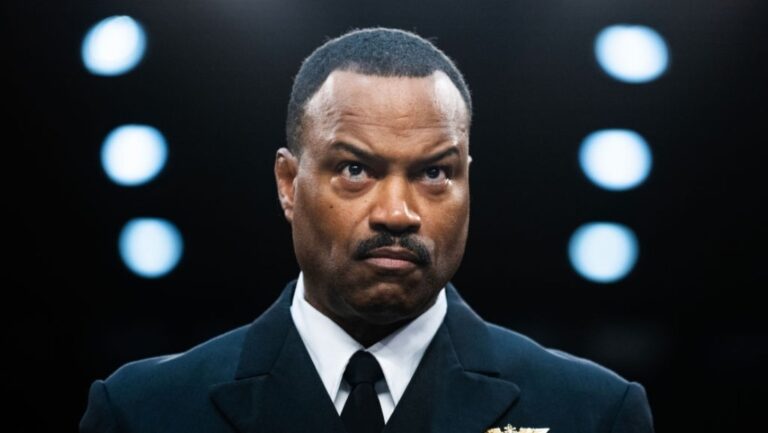 Renuncia jefe del Comando Sur que supervisaba los ataques en el Caribe