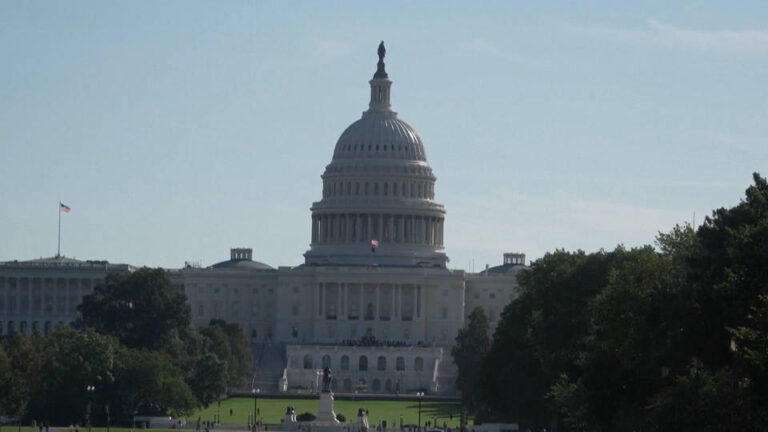 La Casa Blanca congela 26.000 millones de dólares en fondos ya asignados y planea despidos masivos en medio del cierre del Gobierno federal