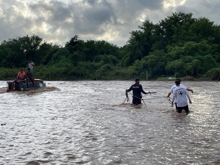 Dramático rescate de ocupantes de camión arrastrado por río Jiboa