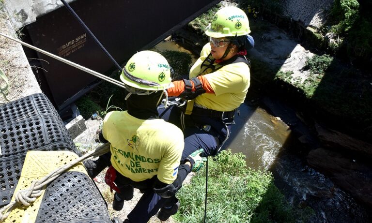 Rescatistas de Comandos de Salvamento pasan prueba de descenso vertical