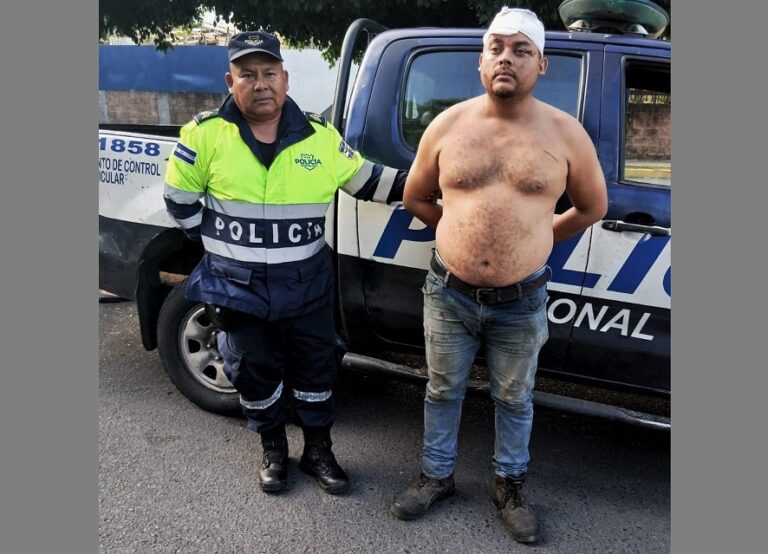 Conductor ebrio choca contra una rastra y provoca la muerte de su acompañante