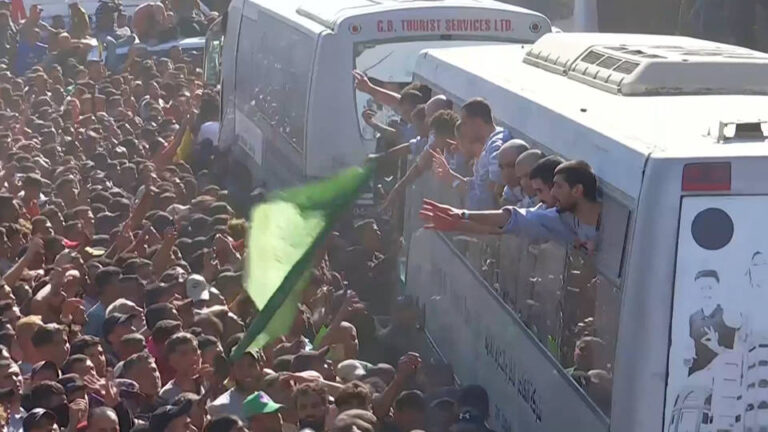 Trump se dirige al Parlamento israelí al tiempo que Israel y Hamás intercambian rehenes y prisioneros