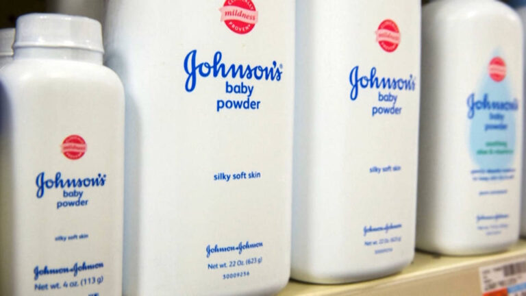 Un jurado de California ordena a Johnson & Johnson pagar 996 millones de dólares para resolver un caso de cáncer relacionado con su talco para bebés