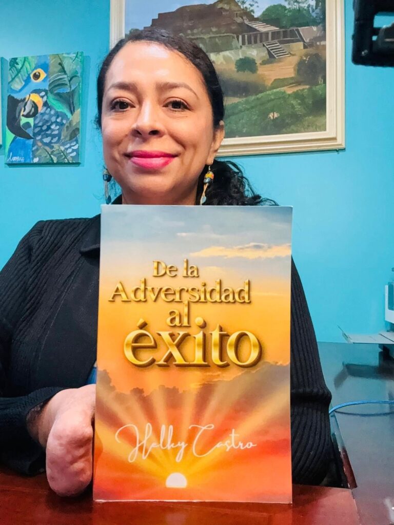 Salvadoreña no se doblega a las adversidades y presenta su segundo libro