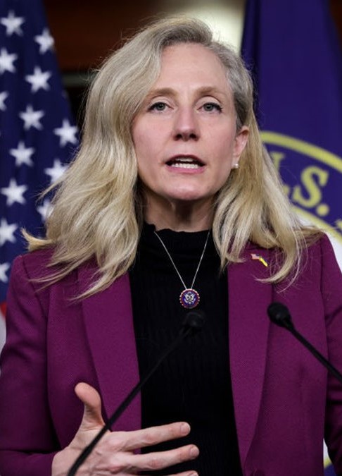 Gobernadora electa de Virginia, subraya que su prioridad será reducir los costos de la salud y vivienda