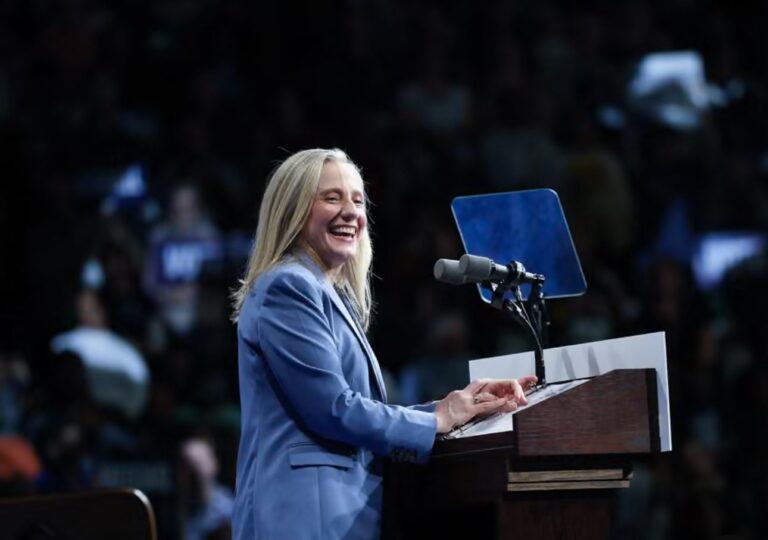 La gobernadora electa Abigail Spanberger se declara vencedora en las elecciones de Virginia
