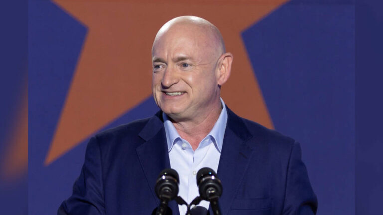 El Pentágono amenaza con someter a un juicio militar al senador Mark Kelly, quien instó a los militares a desobedecer órdenes ilegales