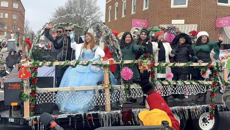 Ambiente navideño se vive con esplendor en Manassas
