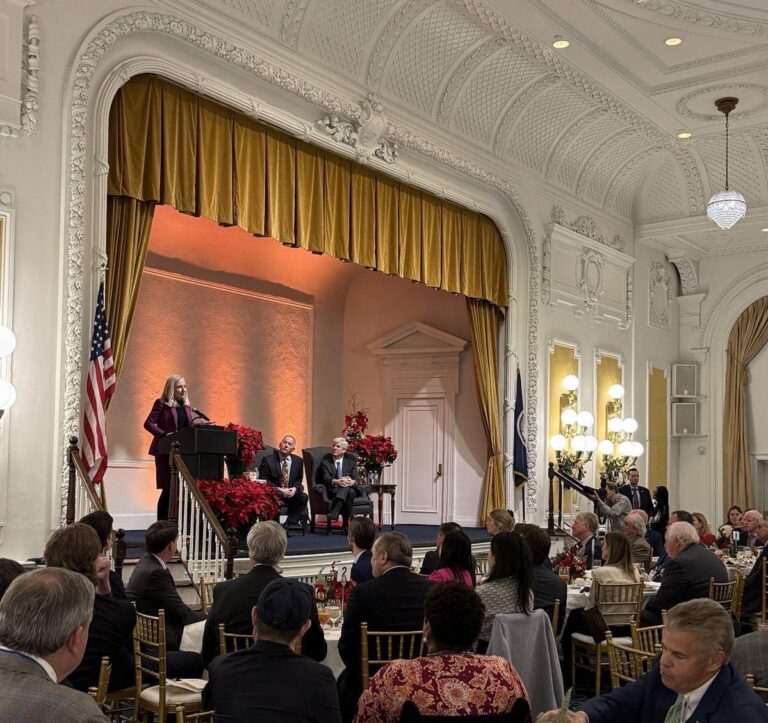 Gobernadora electa Spanberger habla sobre el fortalecimiento de la economía de Virginia