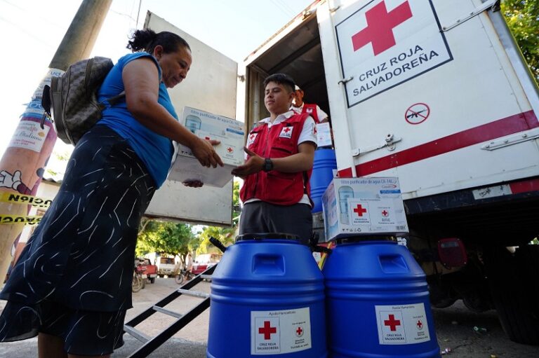 Cruz Roja ayuda a familias afectadas por sismos en Ahuachapán