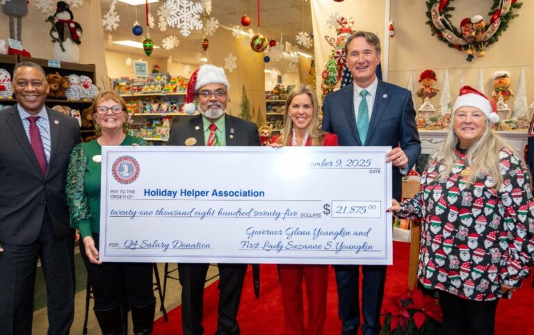 Gobernador de Virginia y su esposa, donan su salario para beneficiar a juguetería