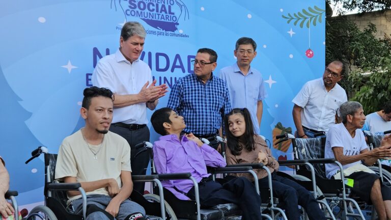 Juguetes, canastas y sillas de ruedas entregó el Movimiento Social Comunitario en el redondel Toledo de Mejicanos