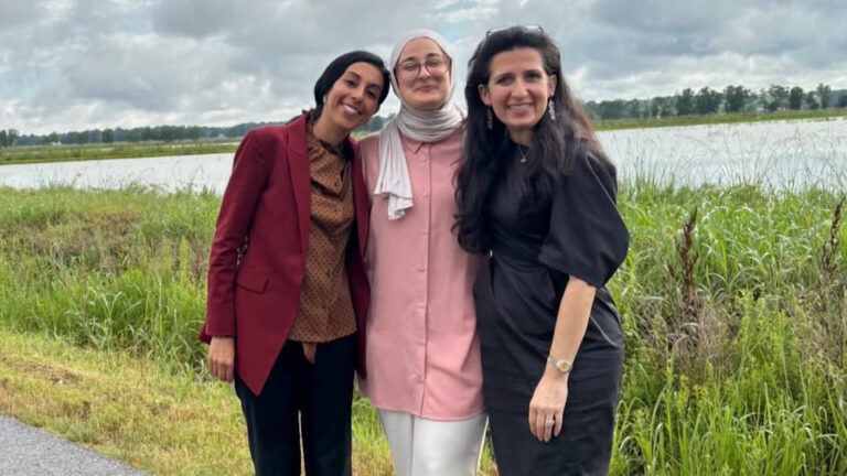 Un tribunal federal de EE.UU. dictamina que la estudiante de doctorado de la Universidad de Tufts Rümeysa Öztürk puede retomar la docencia y sus labores de investigación