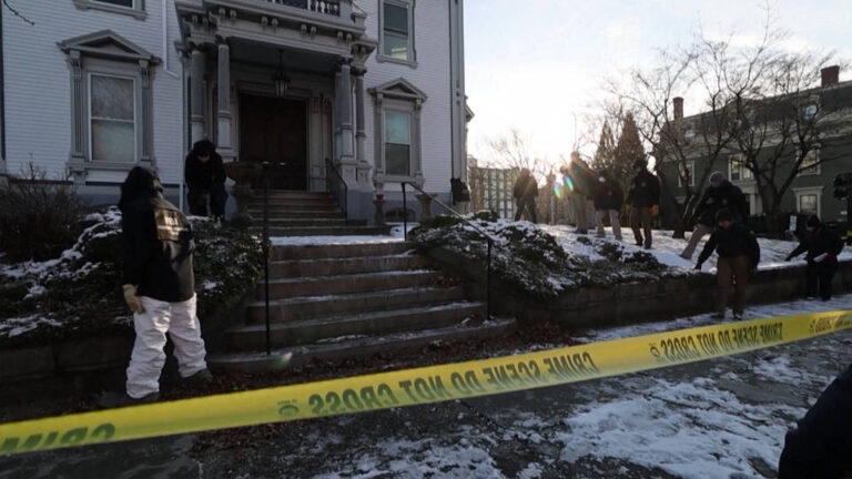 La búsqueda del autor del tiroteo mortal en la Universidad de Brown entra en su cuarto día