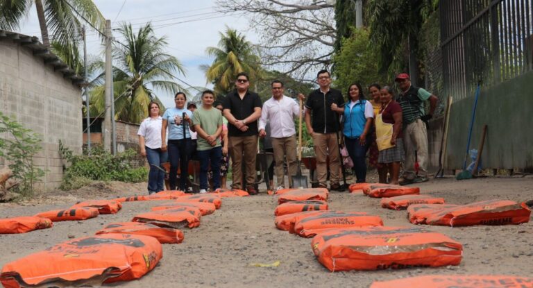 Concejal Carlos González: Con fondos propios estoy iniciando plan de bacheo en comunidades de La Libertad Costa