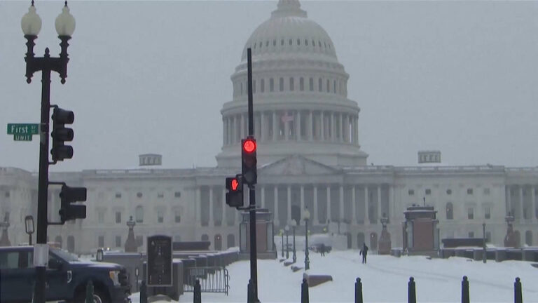 Trump y los demócratas del Senado de EE.UU. llegan a un acuerdo para separar la financiación del Departamento de Seguridad Nacional de la ley de gastos y evitar un cierre del Gobierno