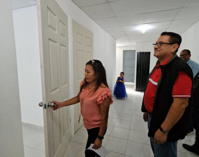 Ministro Rolando Castro: Por medio del Movimiento Social Comunitario entregamos casa digna a familia de Mejicanos