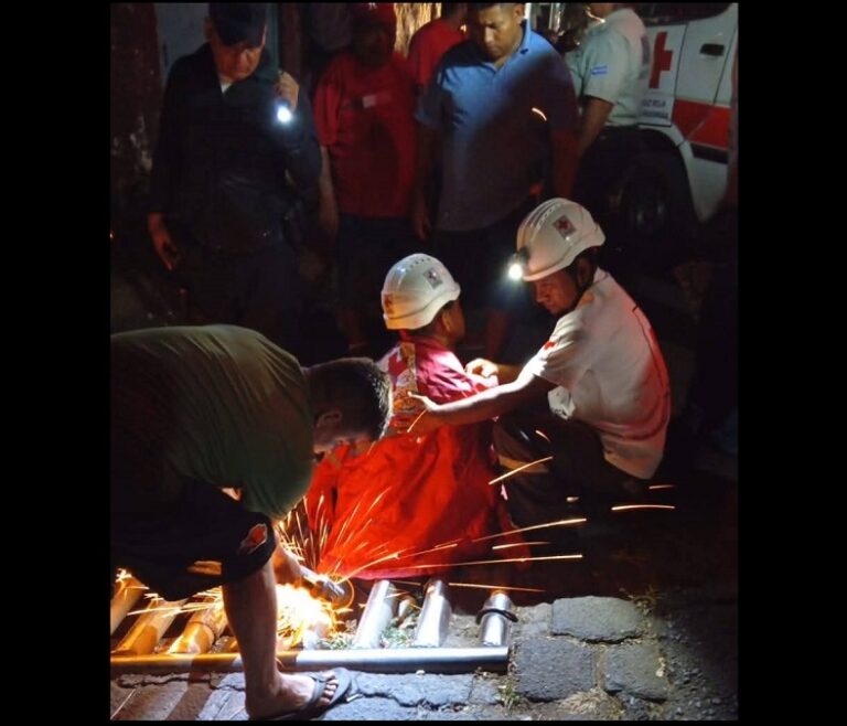 Socorristas liberan a hombre atrapado en alcantarilla de aguas lluvias de Mercedes Umaña