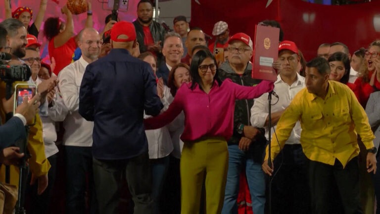 EE.UU. levanta algunas sanciones contra Venezuela luego de que la presidenta interina de ese país promulgara una legislación que abre la puerta a petroleras privadas