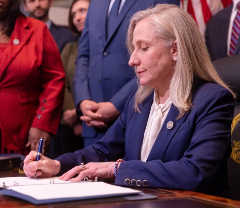 Organizaciones respaldan a Gobernadora en la defensa de los derechos de los inmigrantes