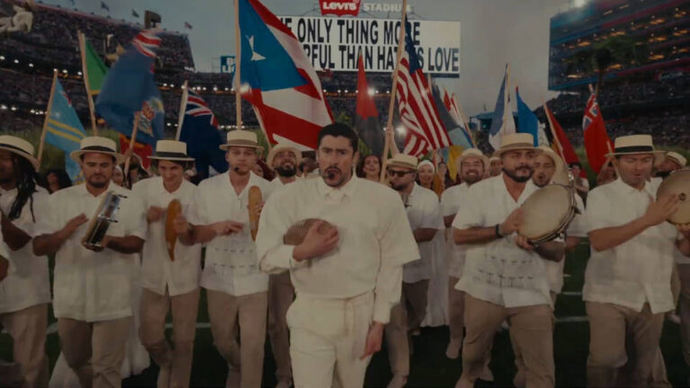 Bad Bunny hace historia como el primer artista en actuar en español en el espectáculo de medio tiempo del Super Bowl