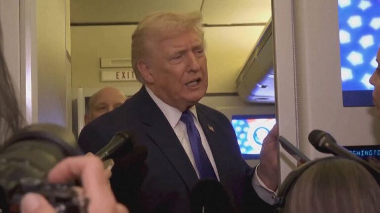 Trump se niega a disculparse por publicar un video racista que muestra a Barack Obama y a Michelle Obama como simios