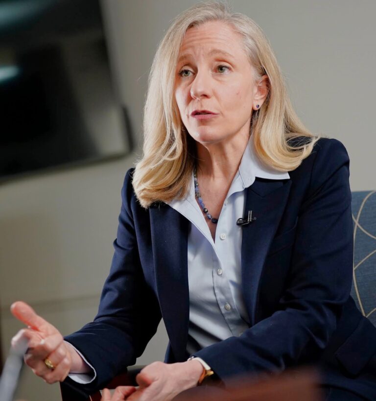 Gobernadora de Virginia anuncia $14 millones para ayuda en vivienda