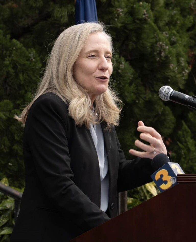 Gobernadora de Virginia se centra en reducir los costos para las familias