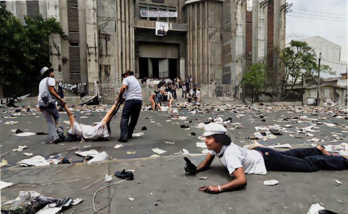 FOTOS | Salvadoreños recuerdan el sangriento funeral de monseñor Romero