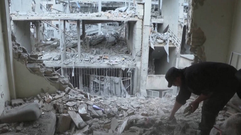 La guerra de EE.UU. e Israel contra Irán entra en su tercera semana al tiempo que el ministro de Exteriores iraní niega haber pedido un alto el fuego