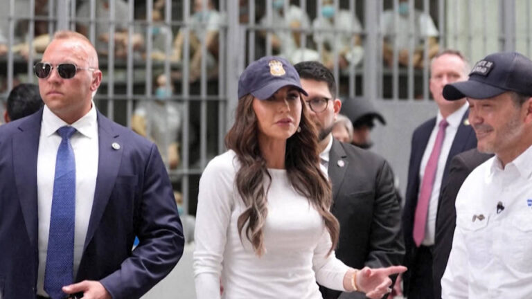 Trump destituye a Kristi Noem como secretaria de Seguridad Nacional y designa al senador Markwayne Mullin como su reemplazo