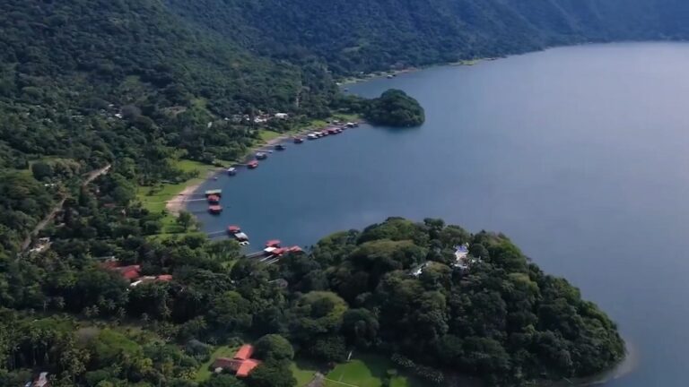 Ministro Rolando Castro invita a empleados a que visiten el Centro de Recreación Constitución 1950 en el lago Coatepeque