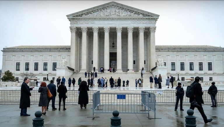 Trump asiste a la audiencia de la Corte Suprema de EE.UU. sobre la ciudadanía estadounidense por derecho de nacimiento