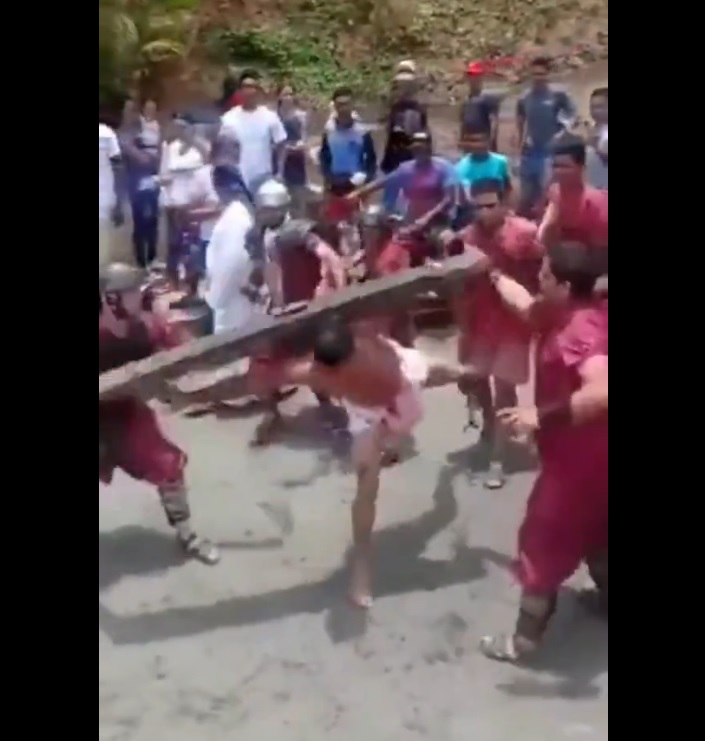 Clásico de Semana Santa: “Ladrón” lanza patadas a “romanos” en camino al monte Calvario