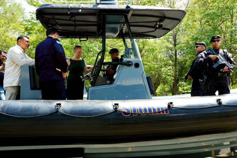 Unidad marítima STROM estrena tres botes Zodiac donados por Estados Unidos