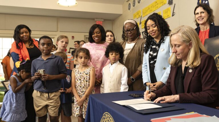 Ley para reducir costos del cuidado infantil para los padres en Virginia