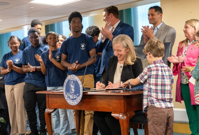 Gobernadora de Virginia celebra cien días de gestión firmando proyectos de educación