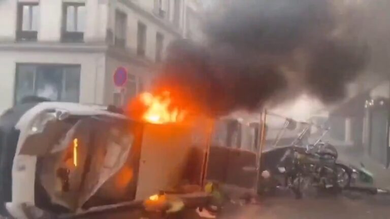 Hinchas del Paris Saint-Germain roban, vandalizan negocios y queman vehículos en París