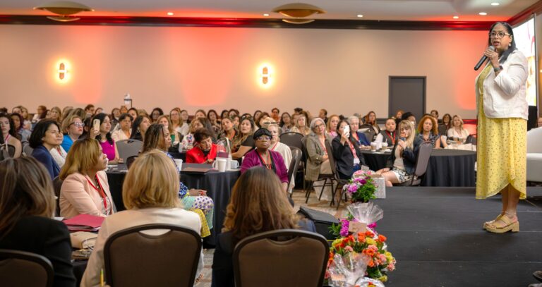 Más de 500 mujeres latinas, unidas sin miedo