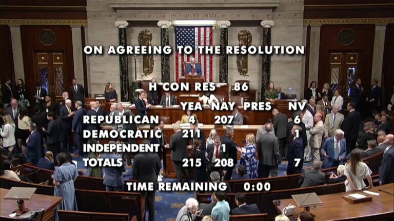 La Cámara de Representantes de EE.UU. aprueba con 215 votos a favor y 208 en contra una resolución para poner fin a la guerra de Trump contra Irán