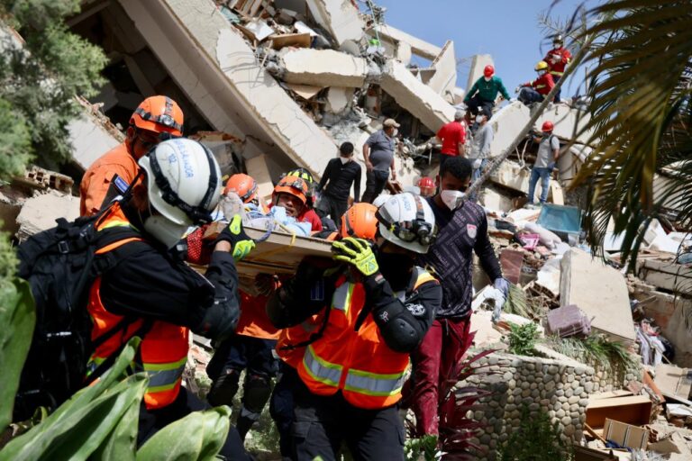 Rescatistas salvadoreños salvan a varias personas entre los escombros tras terremoto en Venezuela