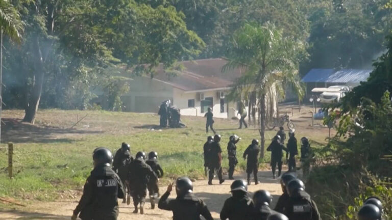 Comunidades rurales de Bolivia toman el control de un yacimiento petrolero y exigen la renuncia del presidente Rodrigo Paz