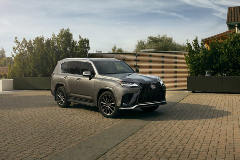 Lexus LX700h, una bestia robusta y ahora más ecológica.