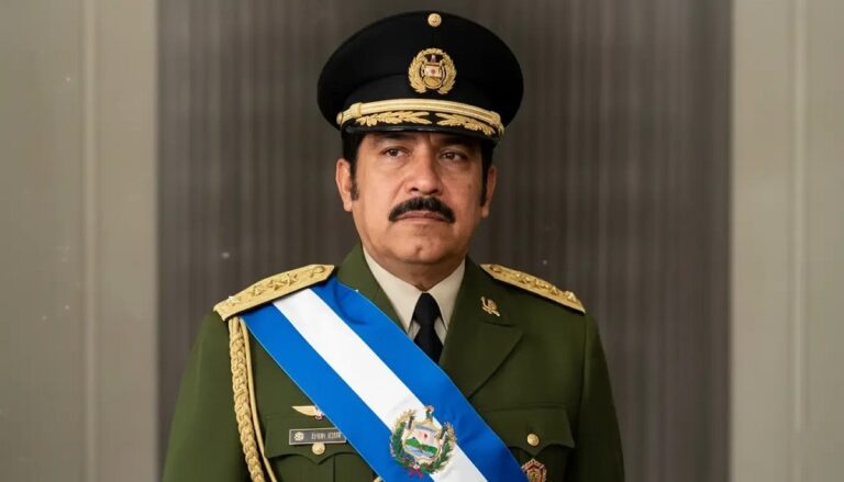 El 1 de julio de 1972 Arturo Armando Molina asume la presidencia de El Salvador y ofrece una “Escuela por Día”