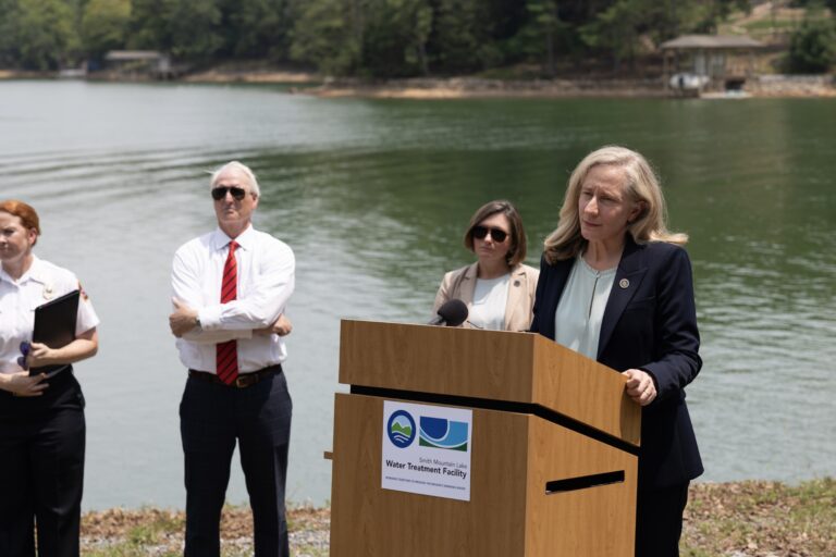 Gobernadora de Virginia hace llamado para hacer buen uso del agua, ante la sequía