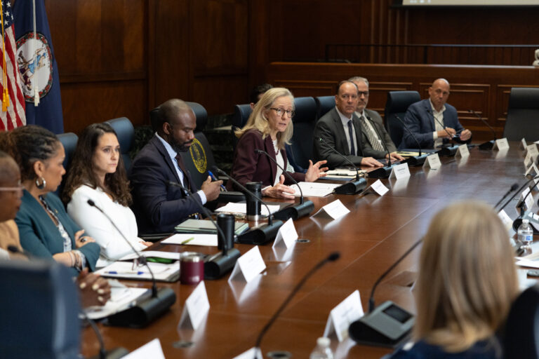 La gobernadora Spanberger se reúne con líderes de salud comunitaria para proteger a los habitantes de Virginia de los recortes federales en atención médica