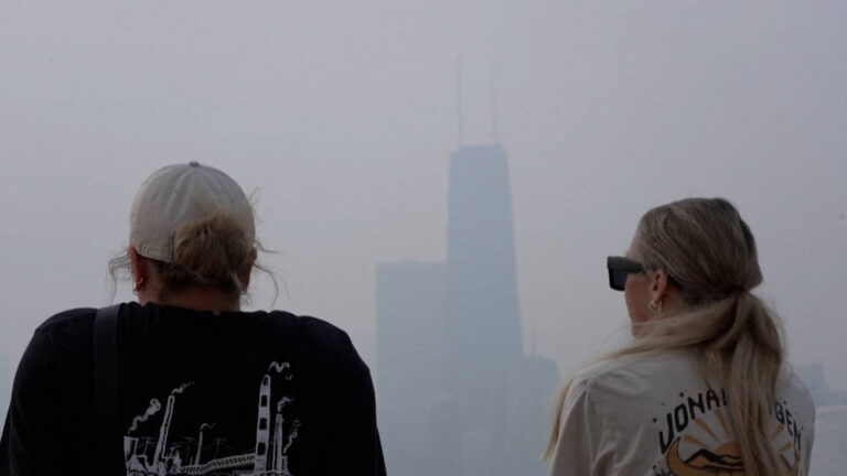 Incendios forestales causan una densa nube de humo y una calidad del aire peligrosa en más de 20 estados de EE.UU.
