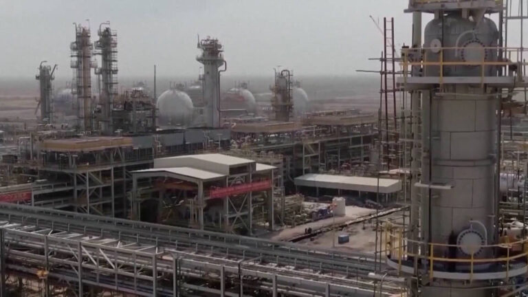 Gigantes petroleras reportan ganancias millonarias debido al alza de los precios del combustible provocada por la guerra contra Irán